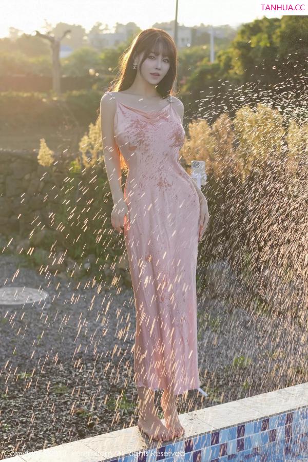 朱可 barbie可儿 [XiuRen]高清写真图 2023.12.01 No.7747 朱可儿Flora 长裙美腿第18张图片